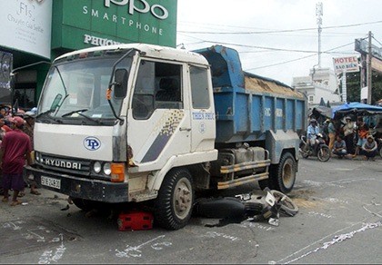 Bị xe tải cuốn vào gầm, 1 người tử vong